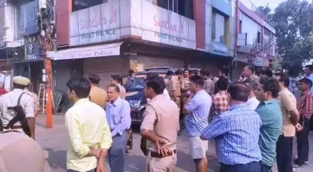 बुल्डोजर कार्रवाई के डर से सहमें व्यापारी