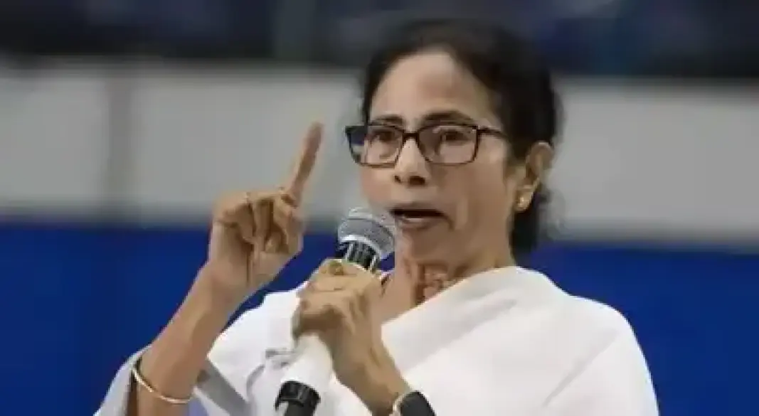 ममता बोलीं– मेरे पास शाह के खिलाफ पेन ड्राइव