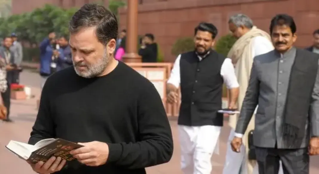 राहुल ने नरवणे की किताब दिखाई, बोले- पीएम को दूंगा