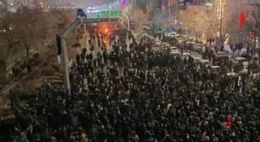 ईरान के 100 शहरों में महंगाई के खिलाफ प्रदर्शन