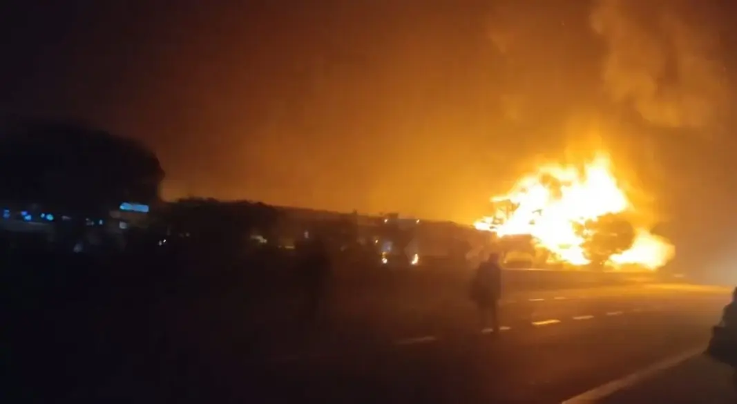 मथुरा में 8 बसें-3 कारें टकराईं, 13 जिंदा जले