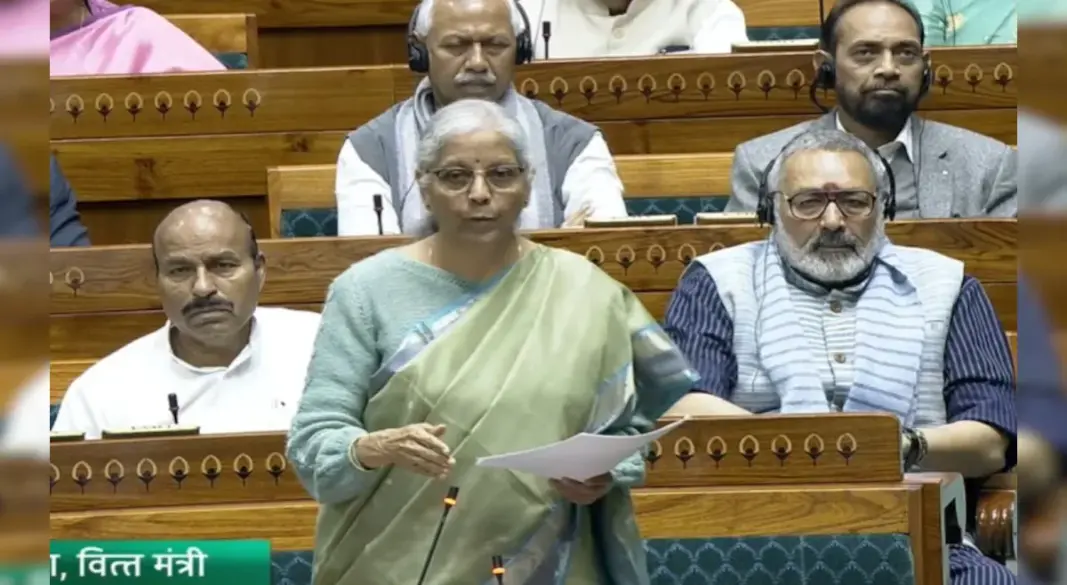 सीतारमण बोलीं- पेट्रोल बंगाल में दिल्ली से ₹10 ज्यादा महंगा