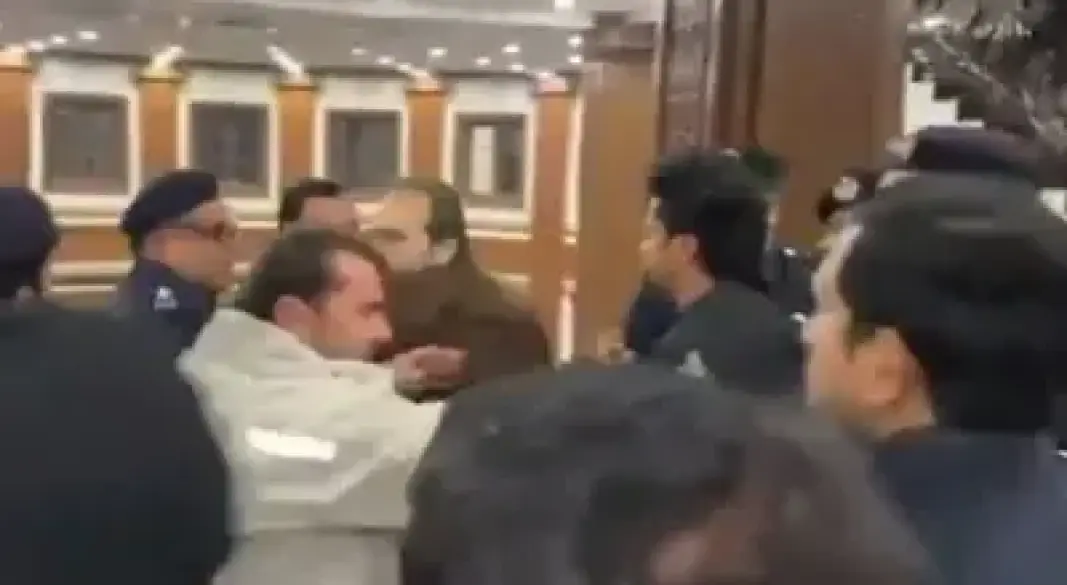 पाकिस्तान में खैबर-पख्तूनख्वा के CM के साथ फिर मारपीट