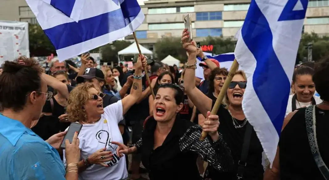 समझौते के बाद जश्न मनाते इसराइली नागरिक (CHRIS MCGRATH/GETTY IMAGES)