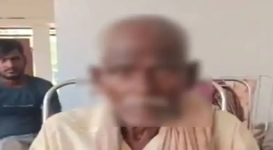 पीड़ित बुर्जुग ( फोटो क्रेडिट भास्कर )