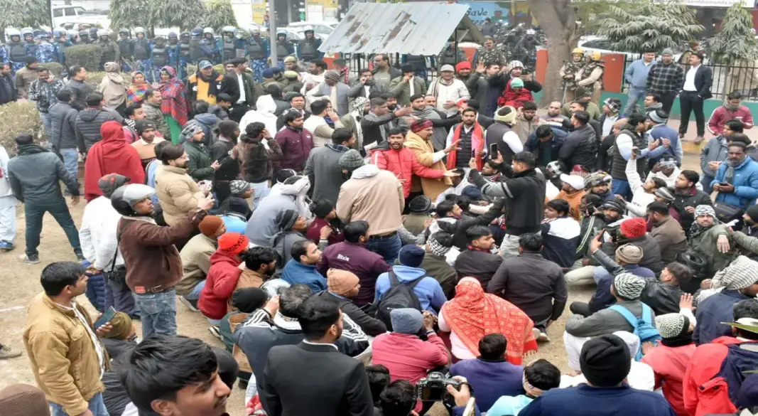 सोनू हत्याकांड- मेरठ कमिश्नरी पर प्रदर्शन