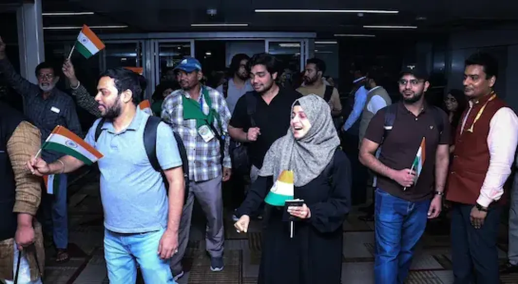 ईरान से लौटे भारतीय, दिल्ली एयरपोर्ट पर फूट-फूटकर रोए