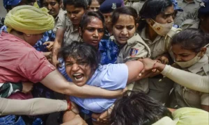 New Delhi: सड़क पर घसीटने के बाद दिल्ली पुलिस ने पहलवानों के खिलाफ दर्ज की FIR