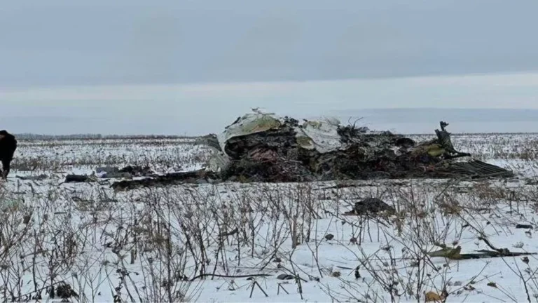65 यूक्रेनी सैनिकों को बंधक बनाकर ले जा रहा विमान क्रैश, गिरते ही लगी आग, देखें Video
